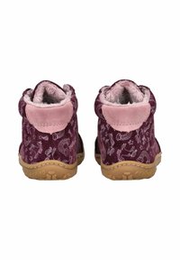 Botines de terciopelo morado con detalles en rosa, con un forro suave, diseño estampado de arcoíris y estrellas, y suela de goma color beige.