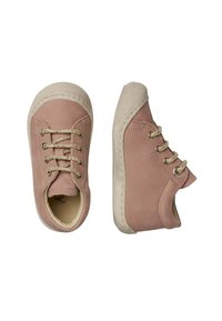 Scarpe per bambini in suede rosa con lacci dorati, punte rotonde e suole in gomma avorio. Sono visibili pannelli laterali testurizzati e dettagli di cucitura.