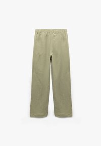 Pantalones de tela texturizada de color verde claro, con cintura elástica, diseño de pierna ancha y sin bolsillos ni adornos visibles.