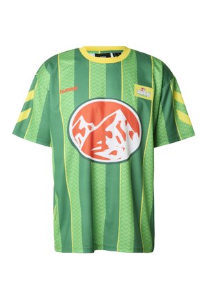 Grün-gelb gestreiftes kurzärmeliges Trikot aus leichtem Stoff mit einem prominenten runden Logo, das ein orange-weißes Bergmotiv zeigt.