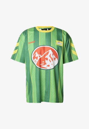 Grün-gelb gestreiftes kurzärmeliges Trikot aus leichtem Stoff mit einem prominenten runden Logo, das ein orange-weißes Bergmotiv zeigt.