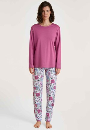 Langsleeve roze top gecombineerd met witte pyjamabroek met een bloemenpatroon in roze, blauw en groen. Zachte, lichte stof.