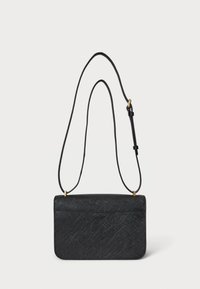 Geantă crossbody rectangulară neagră, cu finisaj texturat, curea subțire reglabilă și accesorii aurii. Design simplu, suprafață netedă.