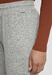 Oxmo OXBENITA REGULAR FIT - Treniņtērpa apakšdaļas - light grey melange