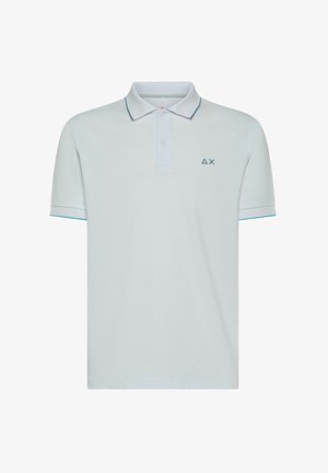 Lichtblauw poloshirt met een klassieke kraag, een knoopsluiting met twee knopen en subtiele contrasterende biezen op de mouwen. Bevat een logo op de borst.