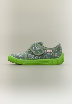 Scarpa grigia da bambino con suola verde, chiusura in velcro e motivo bianco di veicolo da cantiere. Etichetta del marchio "superfit" sul lato.
