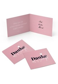 Rosa gratulationskort med matt yta, med texten "Danke" i fet svart skrift och en insida för personliga meddelanden. Visas både stängt och öppet.
