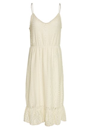 Kremowa sukienka midi bez rękawów z koronkowymi wzorami, regulowanymi cienkimi ramiączkami, marszczoną talią i falbanianym dołem.