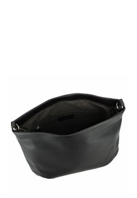 Sac à épaule en cuir noir avec une finition douce et texturée. Design à ouverture supérieure avec un intérieur lisse et une petite poche zippée. Accents métalliques ronds.