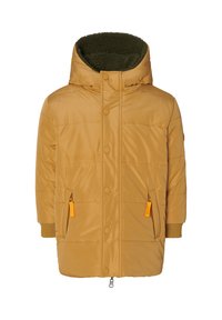 Veste rembourrée jaune avec une capuche doublée en polaire verte, des boutons-pression, deux poches zippées orange et des poignets côtelés. Présente des coutures horizontales.