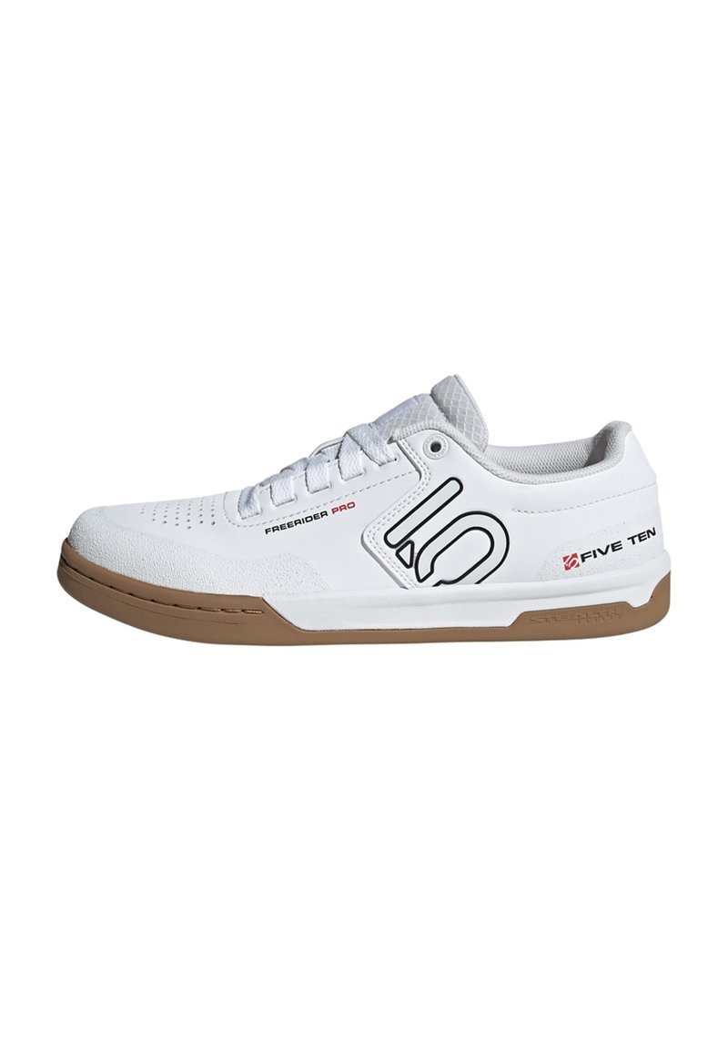 Scarpa atletica bianca con suola in gomma naturale, accenti in rete e dettagli con logo. Presenta un design low-top e sovrapposizioni testurizzate per una migliore aderenza.