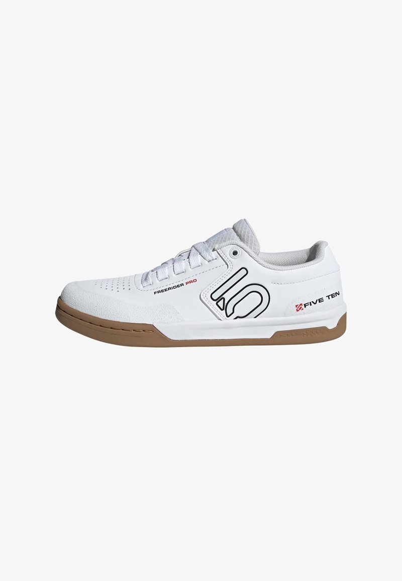 Scarpa atletica bianca con suola in gomma naturale, accenti in rete e dettagli con logo. Presenta un design low-top e sovrapposizioni testurizzate per una migliore aderenza.