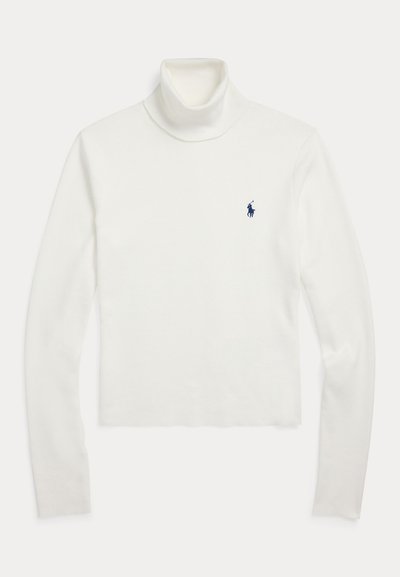 Jersey blanco de manga larga con cuello alto y pequeño logo bordado en azul marino en el pecho izquierdo.