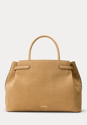 Sac à main en cuir embossé façon crocodile de couleur beige avec anses arrondies et forme trapézoïdale structurée, doté d’un petit logo doré "Lauren Ralph Lauren".