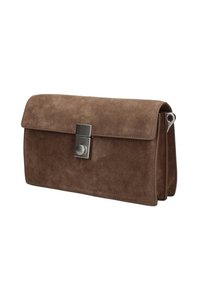 Bruine suède clutch met een klep sluiting, zilveren hardware in het midden, en een rechthoekige vorm; heeft een gladde textuur.