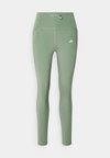 ESSENTIALS 7/8 - Löptajts - silver green