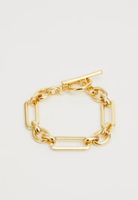 Bracciale in oro con maglie ovali e rettangolari intrecciate, dotato di chiusura a toggle, superficie liscia e finitura riflettente.