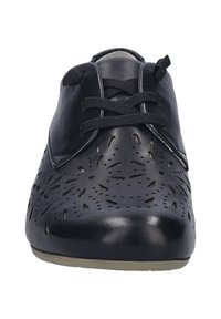Oxford in pelle nera con motivo floreale perforato, punta rotonda e lacci neri. La suola è di un colore contrastante, color cuoio.