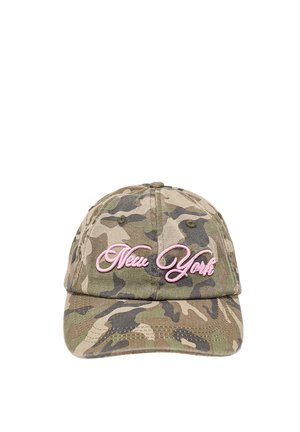 Casquette de baseball à motif camouflage avec texte brodé rose "New York" sur le devant, présentée sur fond blanc.