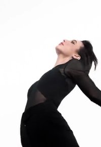 Body noir avec des manches longues transparentes, un design ajusté et un col haut. La tête du sujet est inclinée en arrière, mettant en valeur un mouvement fluide sur un fond blanc.