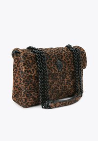 Borsa a tracolla con stampa leopardata marrone e nera, motivo trapuntato, tracolle a catena nere e chiusura decorativa nera sul flap anteriore.