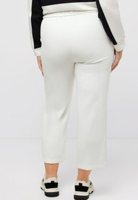 Ulla Popken 7/8 BÜGELFALTEN, ELASTIKBUND, BINDE - Broek - white