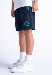 Granatowe szorty z teksturowanym turkusowym okrągłym wzorem oraz logiem. Wykonane z miękkiej tkaniny, z boczną kieszenią i luźnym krojem.