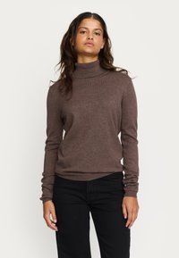 Pruun, istuv turtleneck-sweater pikade varrukatega, valgest pehmest kootud kangast. Sobib mustade pükstega, minimalistlik disain, ilma mustrite või aktsentideta.