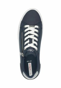 Sneaker blu navy con lacci bianchi, materiale testurizzato, zip laterale e suola bianca a contrasto. Presenta un'imbottitura in schiuma morbida all'interno.
