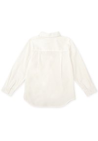 Camisa blanca de manga larga hecha de tejido suave, con cuello y puños abotonados, con un detalle de pliegue en la parte posterior.