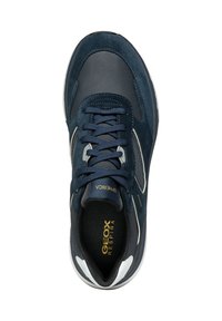 Sneaker blu navy con materiali in suede e pelle, dettagli in rete, punta rotonda, design con lacci e suola in gomma bianca con dettagli del logo.