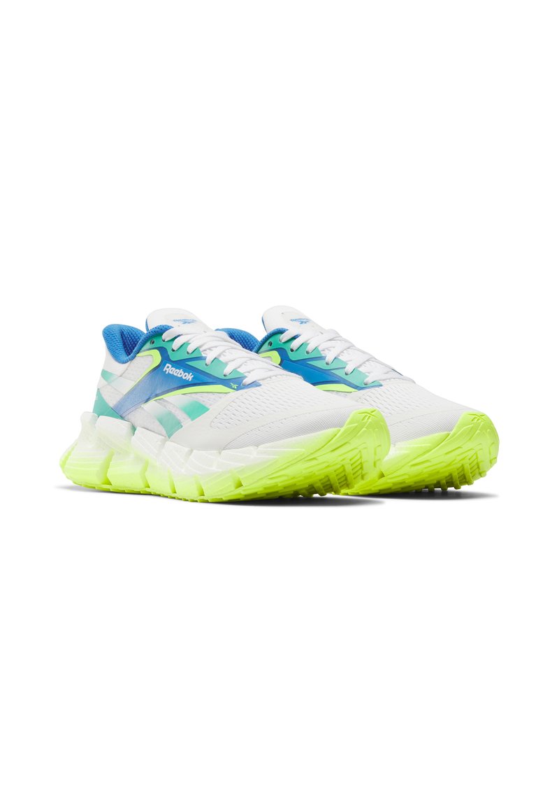 Zapatillas deportivas blancas con acentos en azul y verde, que cuentan con una parte superior de malla texturizada y una suela brillante en verde neón para mayor comodidad y tracción.