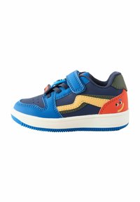 Niebieskie dziecięce sneakersy z mieszanką tekstur. Posiadają rzep, żółty akcent i zabawną buźkę na czerwonym obcasie. Gumowa podeszwa.