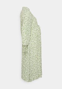 Vestido floral verde com flores brancas, mangas longas e faixa na cintura. Feito de tecido leve, com um design solto e fluido e colarinho.