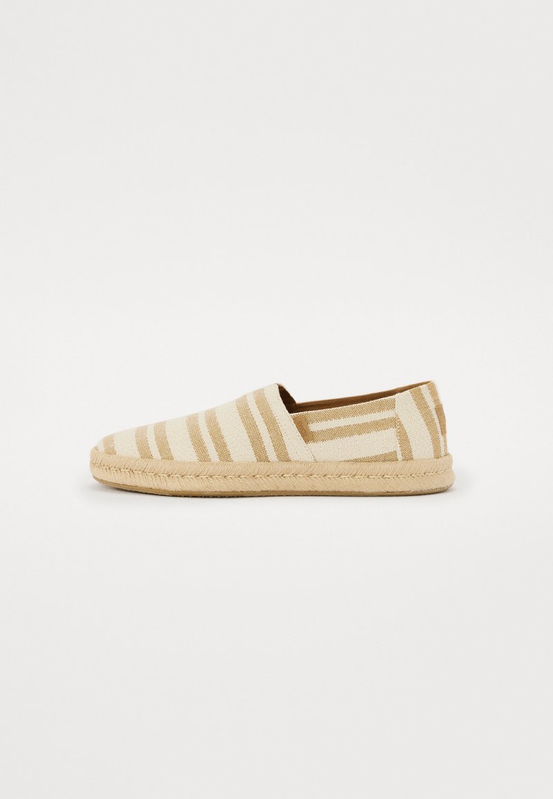 Ριγέ εσπαντρίγιες με ανοιχτό μπεζ και καφέ σχέδιο, διαθέτοντας πλεχτή σόλα από τζούτα και σχέδιο που φοριέται εύκολα. Υφασμάτινο πάνω μέρος με υφή.