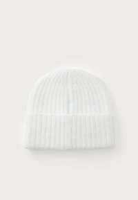 Berretto bianco in maglia con una trama a coste, esposto su uno sfondo neutro, che mette in risalto il suo materiale morbido e il design semplice.
