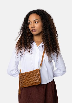 Borsa a tracolla in pelle intrecciata marrone con tracolla staccabile e chiusura con zip, caratterizzata da un motivo testurizzato e forma rettangolare.