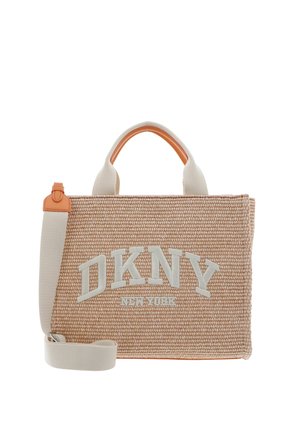 Sac cabas tissé beige DKNY New York avec des poignées courtes et une bandoulière large amovible.