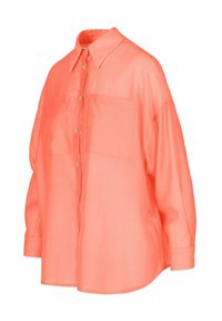 Camicia oversize color corallo realizzata in tessuto leggero, con colletto classico, chiusura con bottoni davanti e due tasche sul petto. Maniche lunghe e ampie.