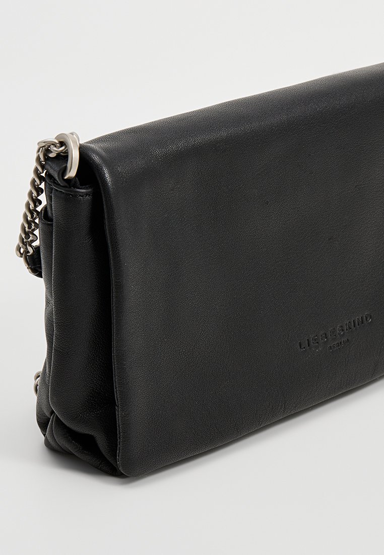 Schwarze Leder-Clutch mit rechteckiger Form, ausgestattet mit einer Kettenriemen und geprägtem Logo auf der Vorderseite. Glatte Textur mit minimalen Details.