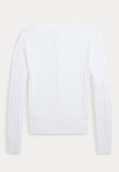 Pull blanc à manches longues en maille torsadée, col rond, poignets et ourlet côtelés, posé à plat sur un fond neutre.