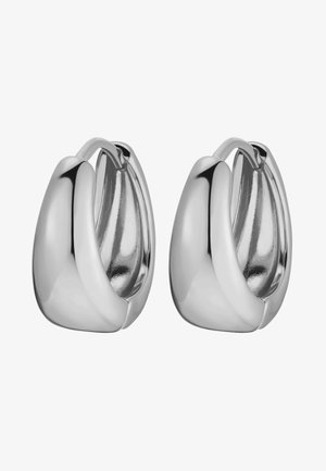 Korvakorut, joissa on hopean sävyinen rengas ja muoto, joka on veistetty ja orgaaninen. Niissä on kiiltävä, sileä pinta ja hienovarainen kieputusmuotoilu visuaalista mielenkiintoa varten.