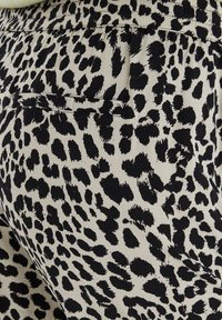 b.young BYMMJOELLA - Pantaloni - mottled black