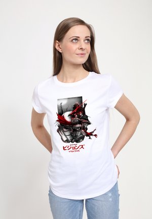 T-shirt en coton blanc avec un imprimé graphique de personnages stylisés en noir et rouge, avec le texte "ビジョンズ" et "VISIONS" en bas.