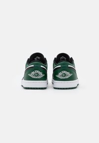 Vihreät nahkakengät mustilla yksityiskohdilla, valkoiset kumipohjat ja Air Jordan -logo brodeerattuna kantapään kohdalla. Alhaalla oleva malli.