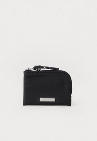 Portafoglio zip rettangolare nero con tirante intrecciato e piastra logo in metallo argento sul fronte, sfondo bianco.