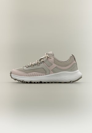 Beige og grå mesh sportssko med hvid tekstureret sål og trækflig, vist i profil på neutral baggrund.