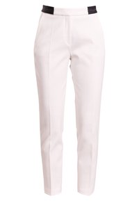 Pantalons blancs taillés avec une coupe ajustée, dotés d'une ceinture noire, d'une texture douce et d'une finition lisse. Deux plis avant ajoutent du détail.