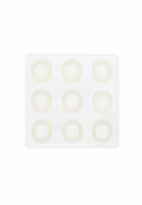 Klibbiga runda plåster på en genomskinlig ark, med en genomskinlig design som har en inre nätstruktur. Arrangerade i ett 3x3 rutmönster.