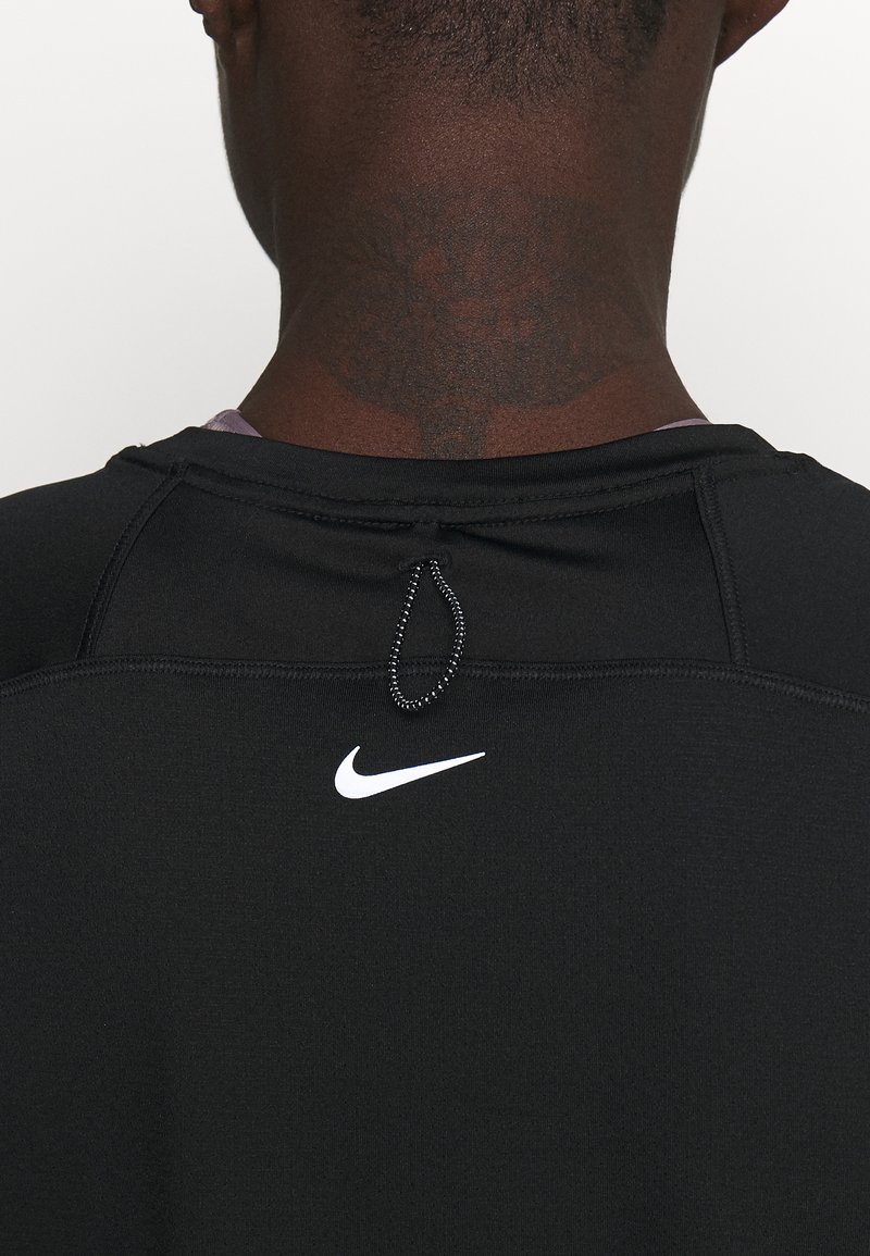 Damen Sportbekleidung | Nike Performance MILER T-Shirt print black/reflective silver/schwarz - VA73689 Damen Sportbekleidung | Nike Performance MILER T-Shirt print black/reflective silver/schwarz - VA73689